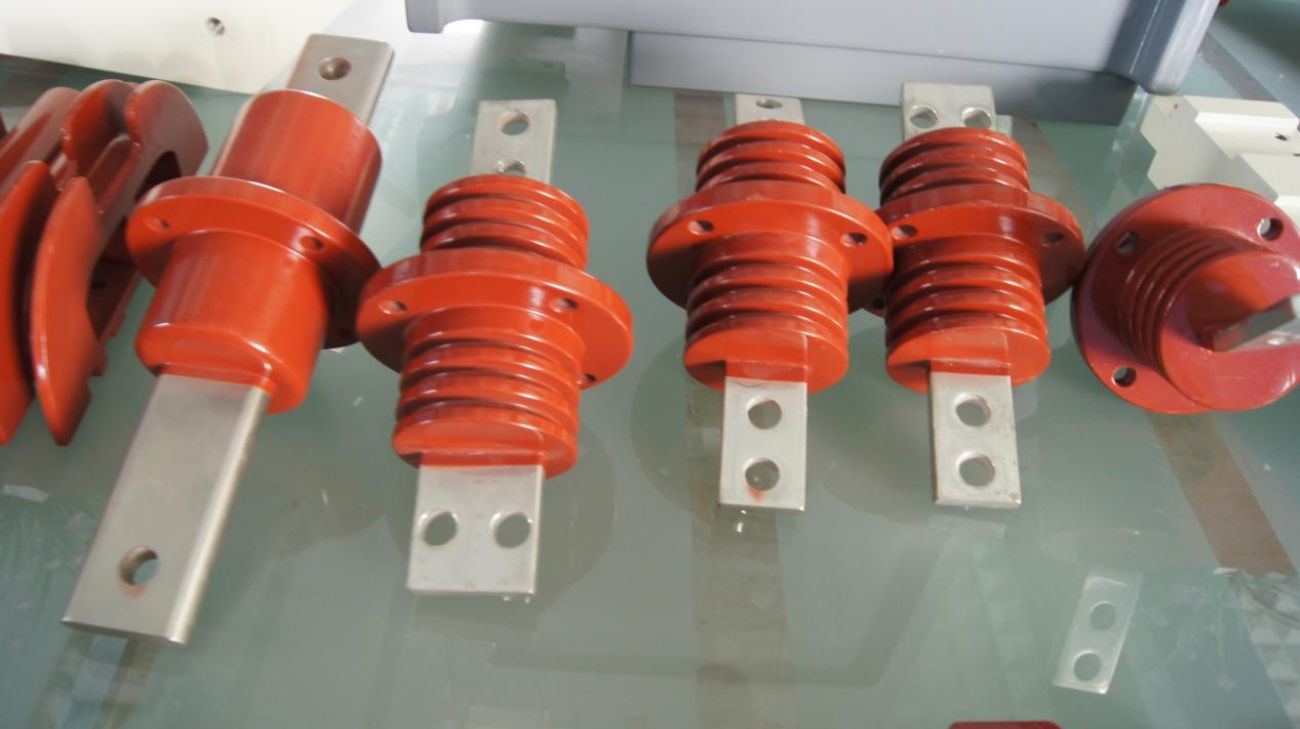 WHAT DOES THE BUSBAR INSULATOR DO?